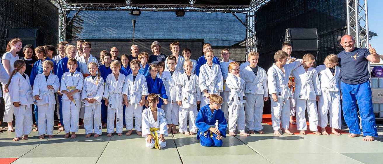 Bild enthält, People, Person, Stage, Jeans, Pants, Bicycle, Groupshot