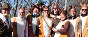 Bild enthält, Costume, Person, People, Adult, Female, Woman, Male, Man, Shoe, Coat