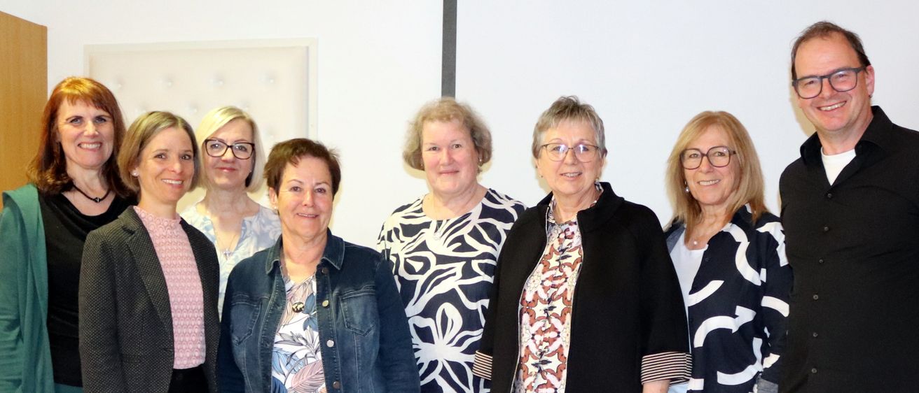 Bild enthält, Pants, People, Person, Groupshot, Adult, Female, Woman, Jeans, Jacket, Man