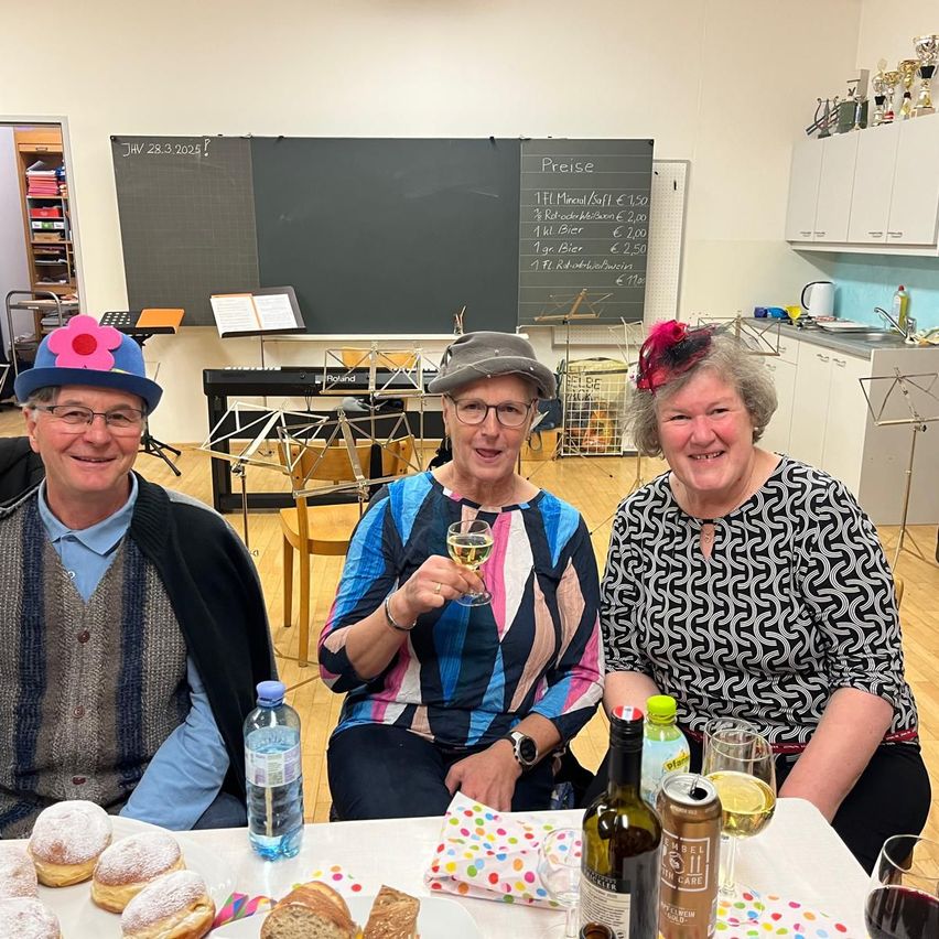 Bild enthält, People, Person, Adult, Female, Woman, Speaker, Table, Male, Man, Dining Room