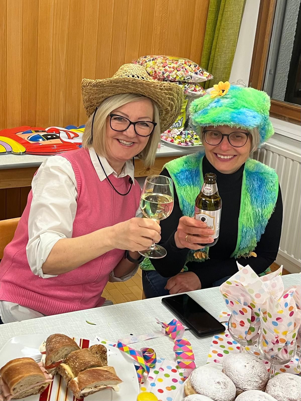 Bild enthält, Adult, Female, Person, Woman, Fun, Party, Mobile Phone, Glasses, Beer, Brunch