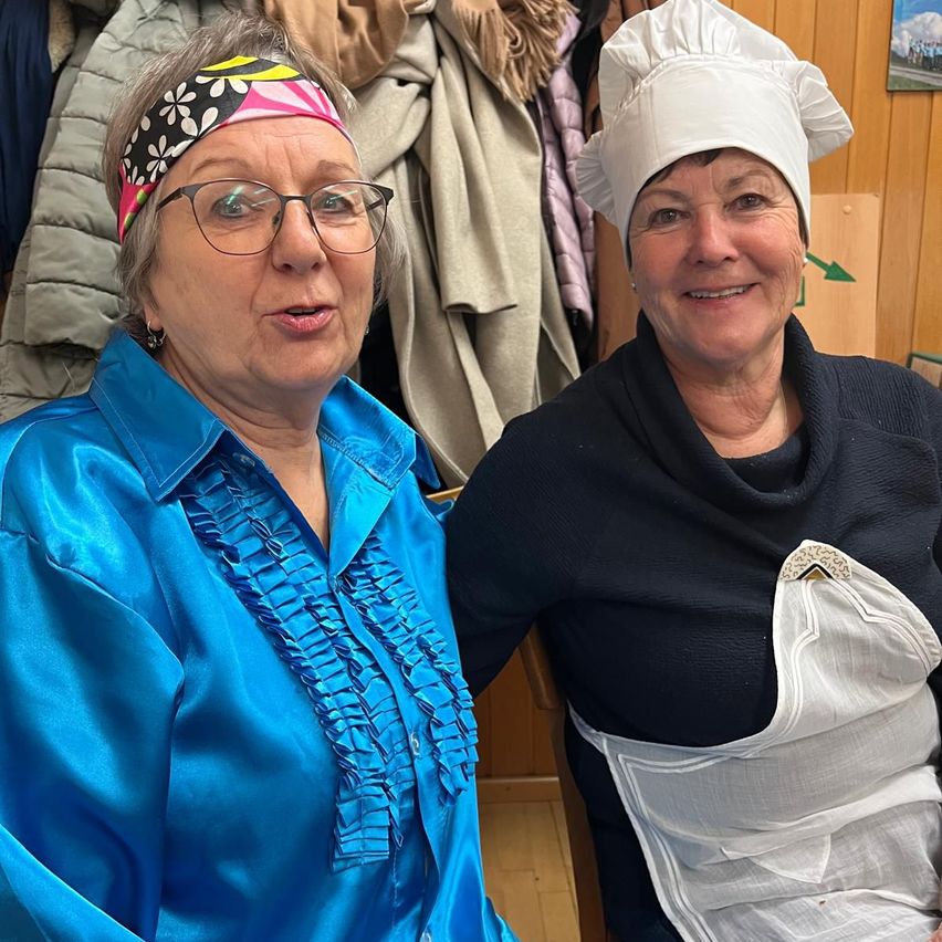 Bild enthält, Person, Photography, Portrait, Adult, Female, Woman, Glasses, People, Hat, Painting