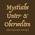 Ein brauner Hintergrund mit goldenem Text, der 'Mystische Unter- & Oberwelten' und 'Der Region Anger' lautet. Der Text ist in einer stilisierten Schrift.
