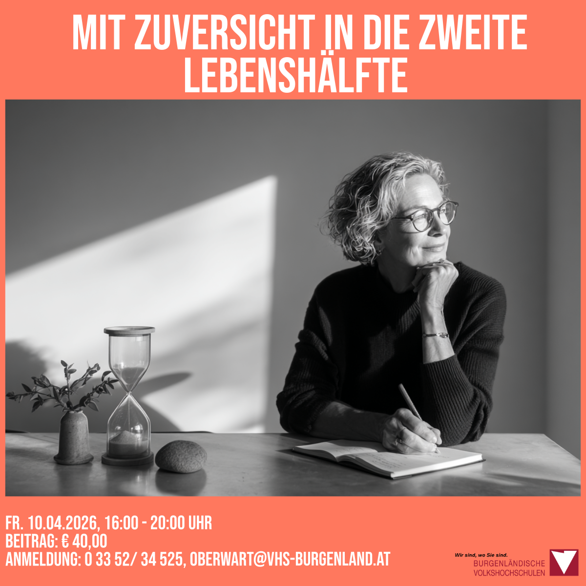 Eine ältere Frau sitzt an einem Schreibtisch und schreibt in ein Buch. Ein Topf und eine Sanduhr stehen auf dem Tisch. Das Bild ist schwarz-weiß.