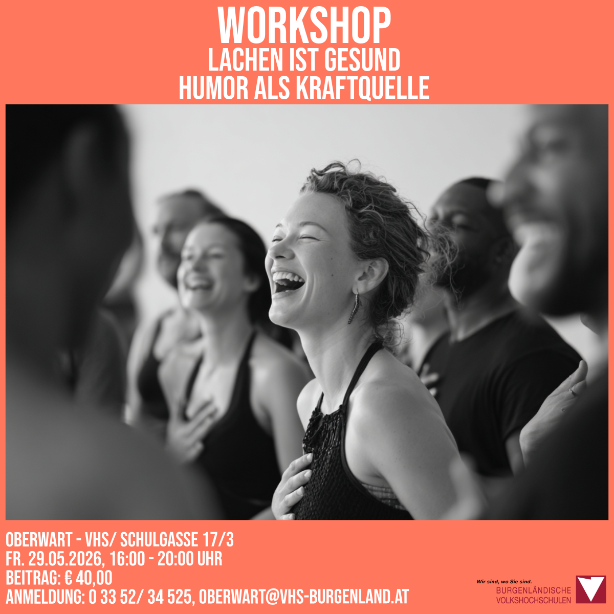 Eine Gruppe von Menschen lächelt und lacht, wahrscheinlich in einem Workshop. Der Text lautet 'Workshop: Lachen ist gesund. Humor als Kraftquelle.' Datum, Zeit und Ort werden erwähnt.