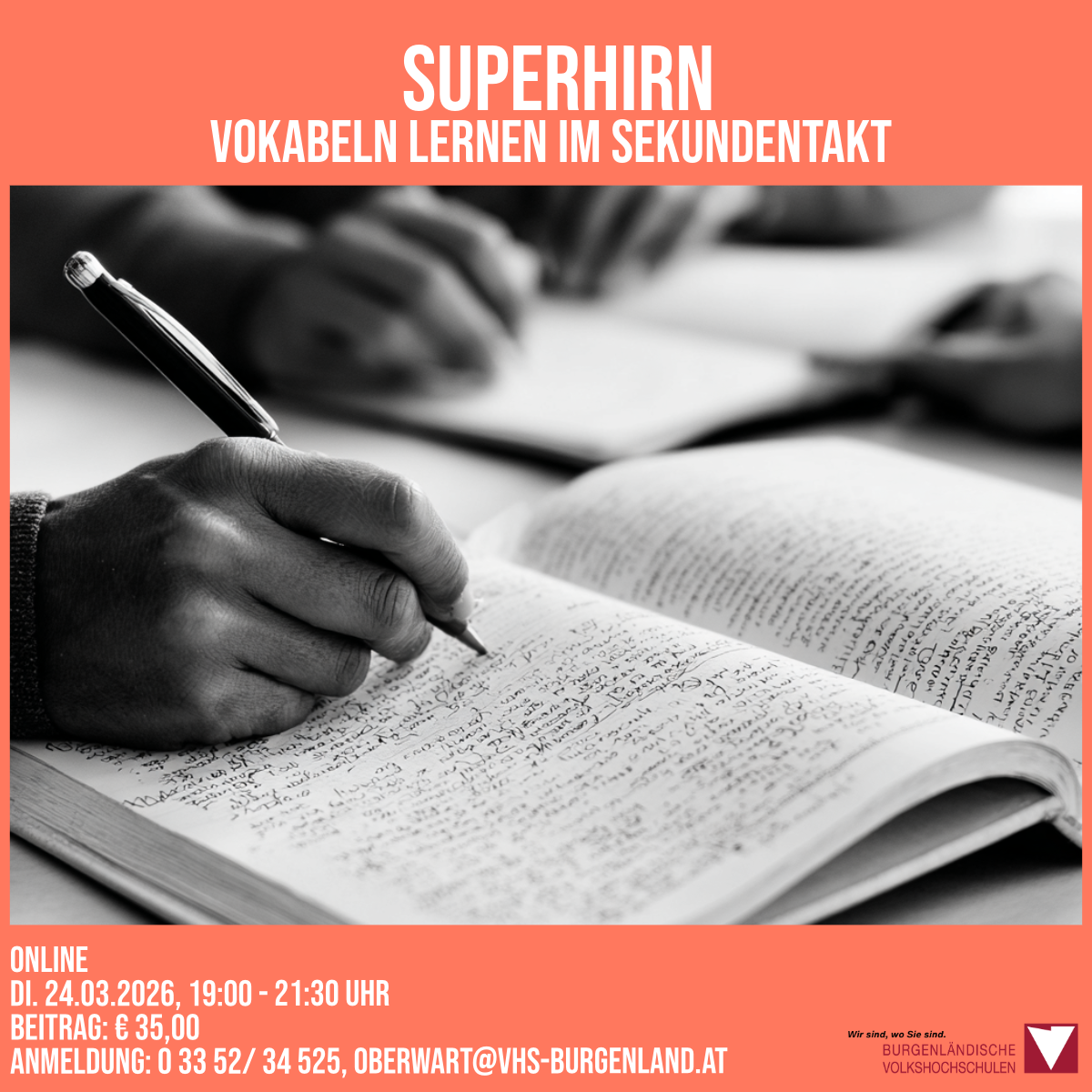 Ein Plakat zeigt eine Hand, die einen Stift hält und in ein offenes Buch schreibt. Der Text lautet 'SUPERHIRN VOKABELN LERNEN IM SEKUNDENTAKT', zusammen mit Datum, Uhrzeit und Kosten einer Online-Veranstaltung. Das Plakat hat einen orangefarbenen Rand.