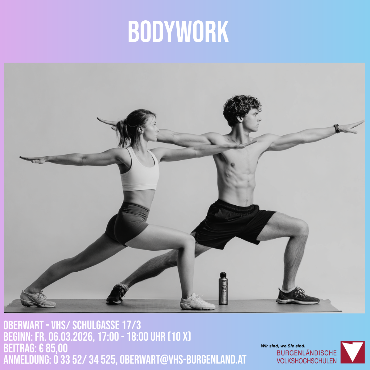 Ein schwarz-weißes Bild zeigt zwei Menschen beim Yoga. Ein Mann rechts in einer Hockposition. Eine Frau links in einer Spaltposition.