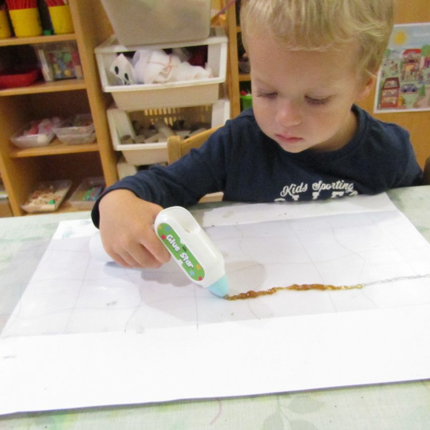 Bild enthält, Furniture, Table, Boy, Child, Male, Person, Finger, Shelf, Face, Wood
