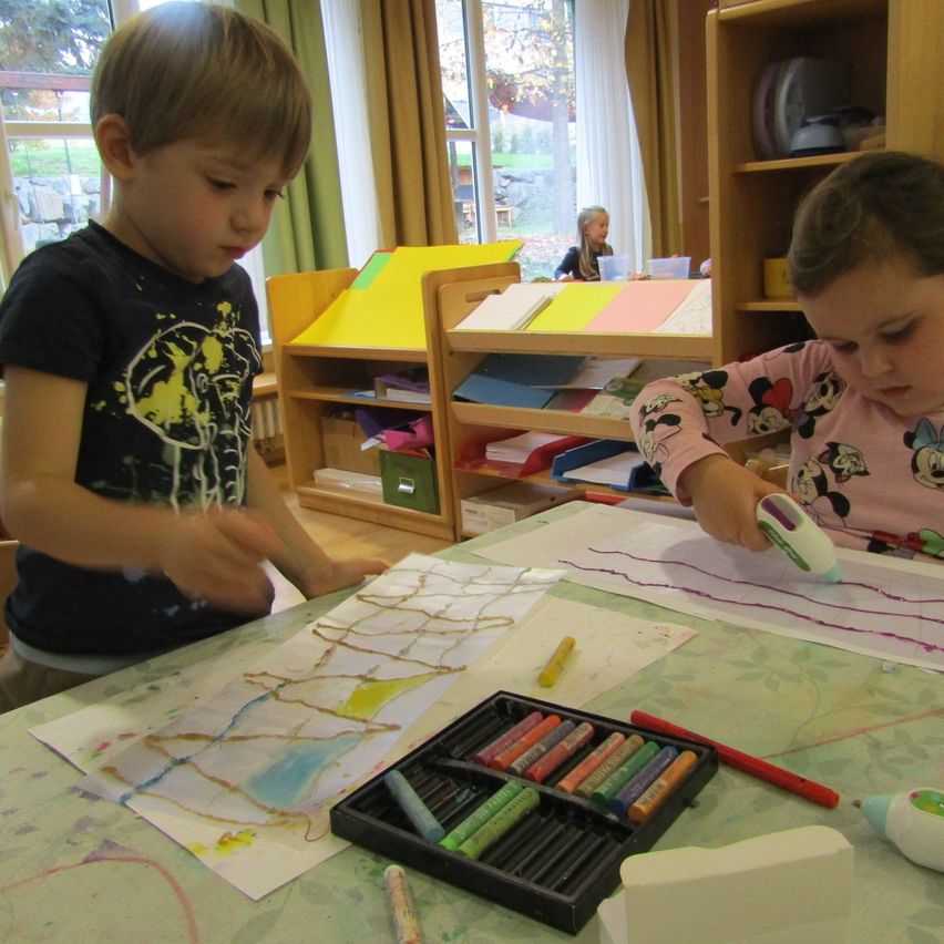 Bild enthält, Kindergarten, Boy, Child, Male, Person, Female, Girl, Furniture, Table, Face