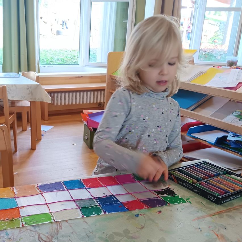 Bild enthält, Floor, Flooring, Wood, Hardwood, Plywood, Child, Female, Girl, Person, Table