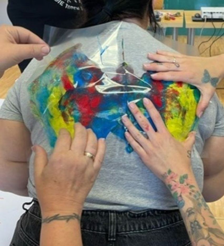 Bild enthält, T-Shirt, Adult, Female, Person, Woman, Skin, Tattoo, Baby, Ring