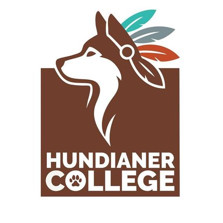 Ein braunes quadratisches Logo mit einem Hundekopf oben, der Federn auf dem Kopf trägt. Unter dem Hundekopf steht der Text Hundianer College.