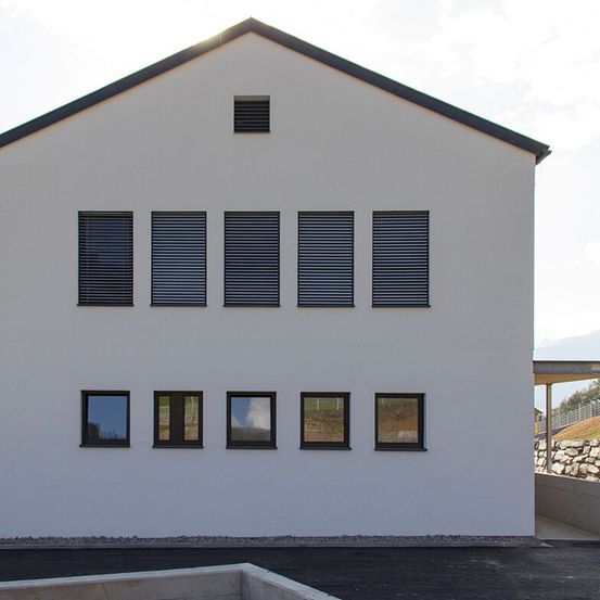 Bild enthält, Architecture, Building, Housing, City, House, Window, Indoors, Wall, Garage