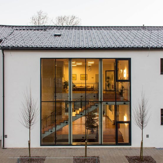 Bild enthält, Door, Building, Housing, Sliding Door, House, Office Building, Indoors, Interior Design, French Window, Painting