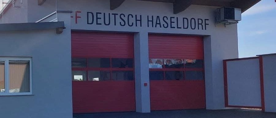 Bild enthält, Fire Station, Fire Truck, Transportation, Truck, Vehicle, Architecture, Building, Indoors