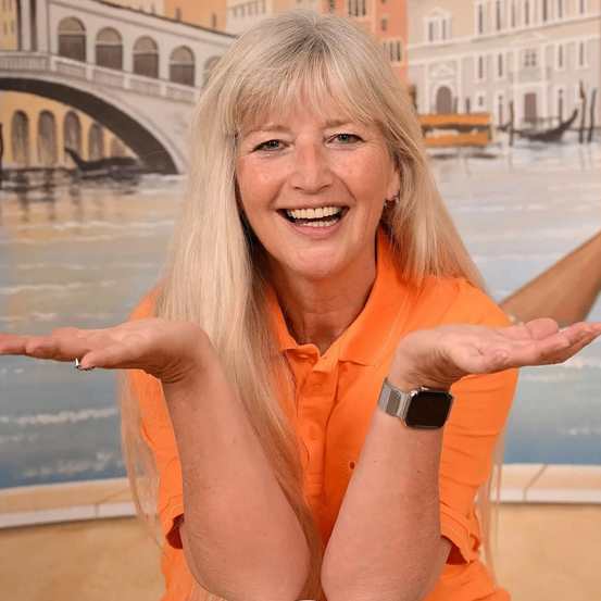 Bild enthält, Adult, Female, Person, Woman, Face, Head, Blonde, Hair, Bridge