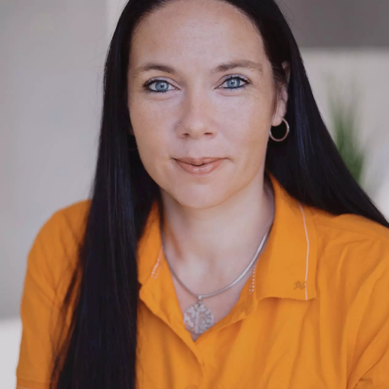 Bild enthält, Face, Head, Person, Accessories, Jewelry, Necklace, Body Part, Neck, Black Hair, Hair