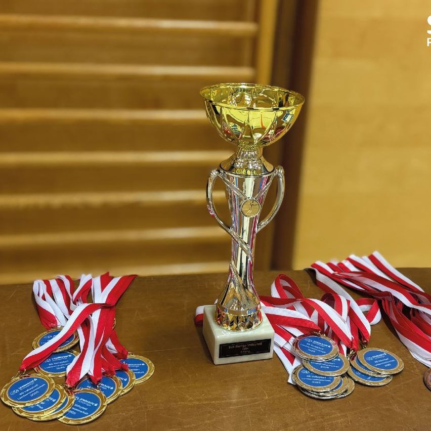 Bild enthält, Trophy, Bottle, Cosmetics, Perfume, Gold