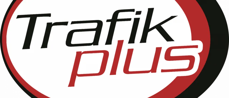 Ein rundes Logo mit 'Trafik' in fetten schwarzen Buchstaben und 'plus' in roten Buchstaben, auf weißem Hintergrund mit rotem Rand.