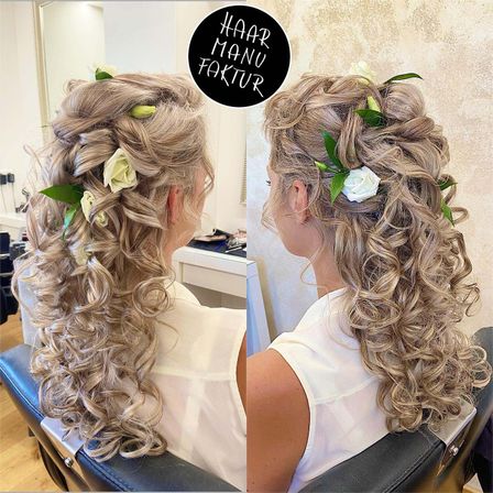 Zwei Bilder zeigen eine Frau mit langen, gelockten blonden Haaren in einem Salon, geschmückt mit weißen Blumen. Sie sitzt auf einem Stuhl, den Rücken gekehrt, und präsentiert ihre aufwendige Frisur.
