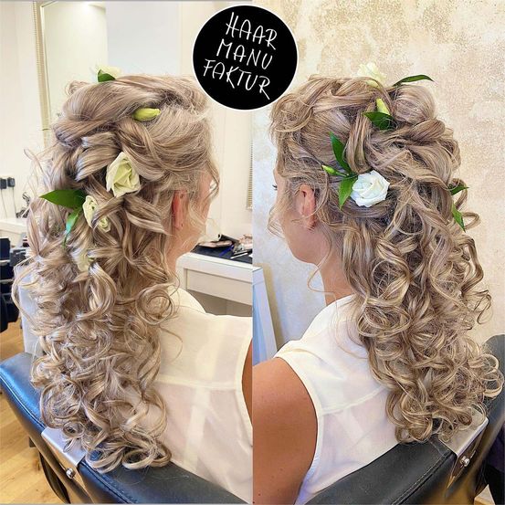 Zwei Bilder zeigen eine Frau mit langen, gelockten blonden Haaren in einem Salon, geschmückt mit weißen Blumen. Sie sitzt auf einem Stuhl, den Rücken gekehrt, und präsentiert ihre aufwendige Frisur.