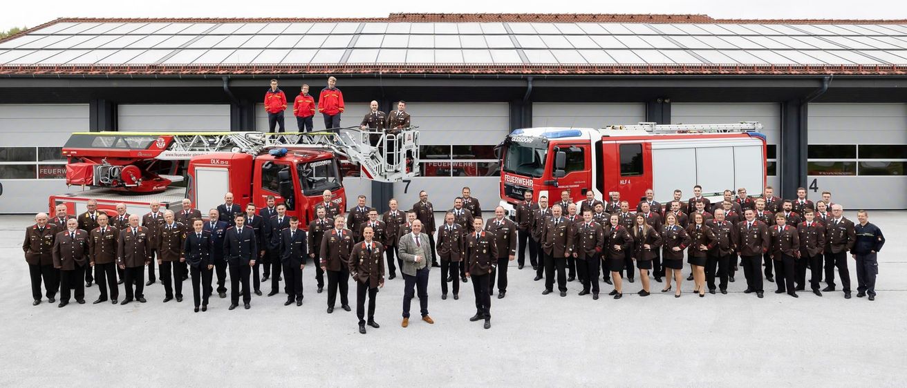 Bild enthält, People, Person, Fire Station, Fire Truck, Transportation, Truck, Vehicle, Clothing, Coat