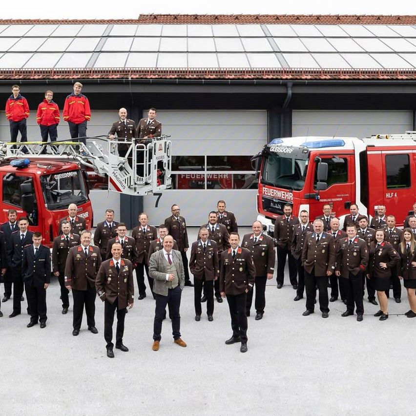 Bild enthält, People, Person, Fire Station, Fire Truck, Transportation, Truck, Vehicle, Clothing, Coat