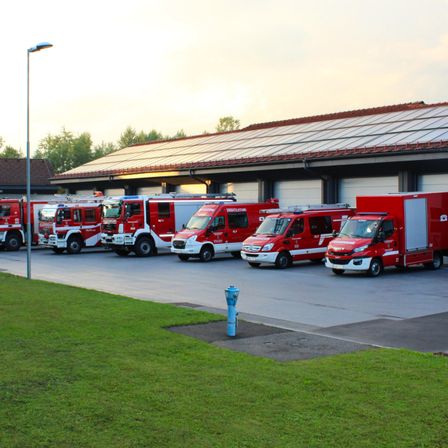 Bild enthält, Car, Transportation, Vehicle, Truck, Fire Station, Fire Truck, Fire Hydrant, Hydrant, Wheel, Person