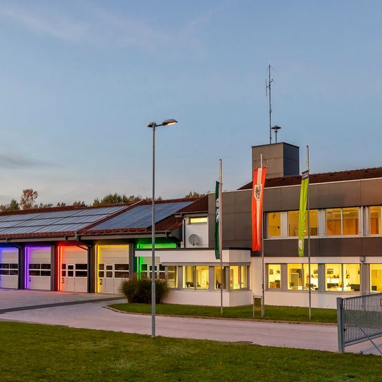 Bild enthält, Grass, Plant, Architecture, Building, Office Building, Neighborhood, Lawn