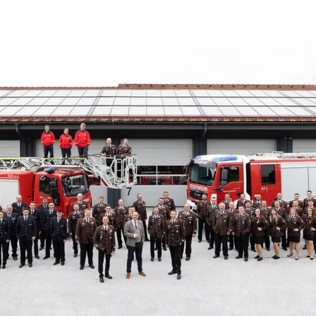 Bild enthält, People, Person, Fire Truck, Transportation, Truck, Vehicle, Fire Station, Architecture, Building