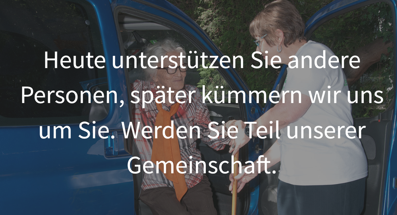 Eine ältere Frau sitzt in einem blauen Auto, möglicherweise wird sie von einer Pflegekraft unterstützt. Der Text lautet: 'Wir unterstützen Sie, kümmern uns später, werden Sie Teil der Gemeinschaft.'