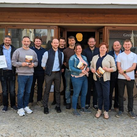 Bild enthält, Pants, People, Person, Jeans, Adult, Male, Man, Shoe, Groupshot, Portrait