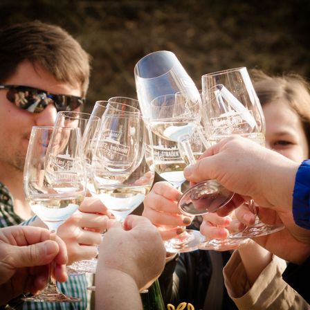Bild enthält, Finger, Hand, Person, Glass, Photography, Adult, Male, Man, Party, Goblet