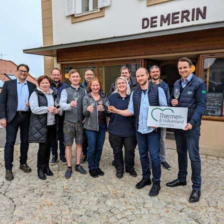 Bild enthält, Groupshot, Person, Shoe, Adult, Male, Man, Jeans, Chair, Glasses, Shorts