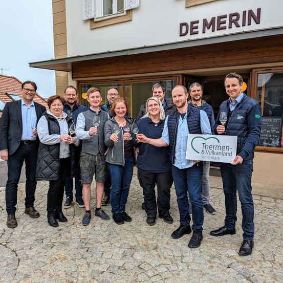 Bild enthält, Groupshot, Person, Shoe, Adult, Male, Man, Jeans, Chair, Glasses, Shorts