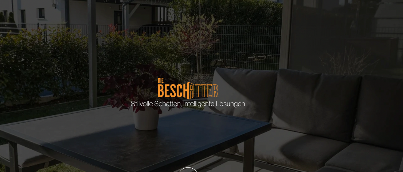 Bild enthält, Couch, Furniture, Table, Backyard, Yard, Living Room, Interior Design, Coffee Table, Housing, Balcony