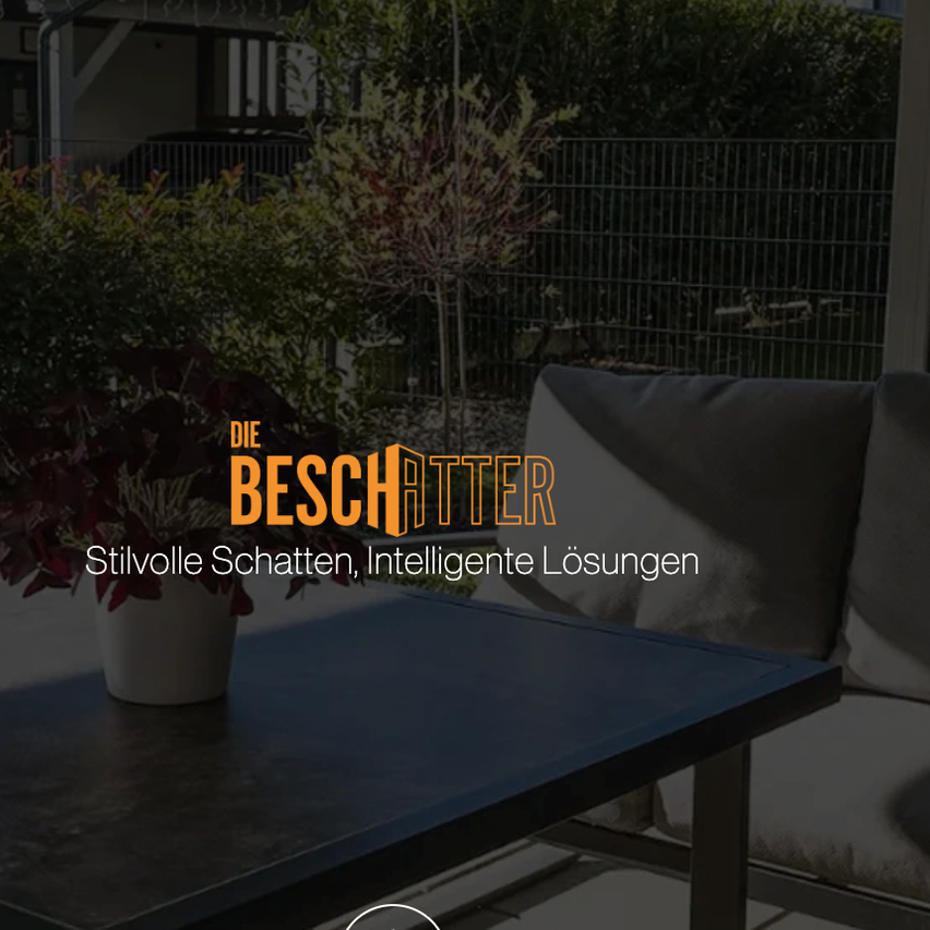 Bild enthält, Couch, Furniture, Table, Backyard, Yard, Living Room, Interior Design, Coffee Table, Housing, Balcony