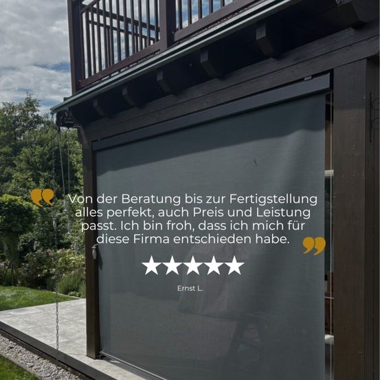 Eine Terrasse im Freien mit einem ausziehbaren Sonnenschirm, ein Zitat lautet: 'Von der Beratung bis zur Fertigstellung war alles perfekt, auch Preis und Leistung passt. Ich bin froh, dass ich mich für diese Firma entschieden habe.'