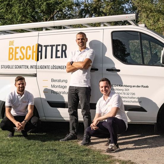 Bild enthält, Adult, Male, Man, Person, Car, Vehicle, Shoe, Jeans, Van, Face