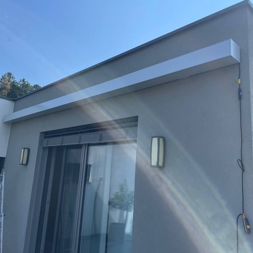 Bild enthält, Indoors, Interior Design, Architecture, Building, Door, Sliding Door, Housing, Electrical Device, Switch