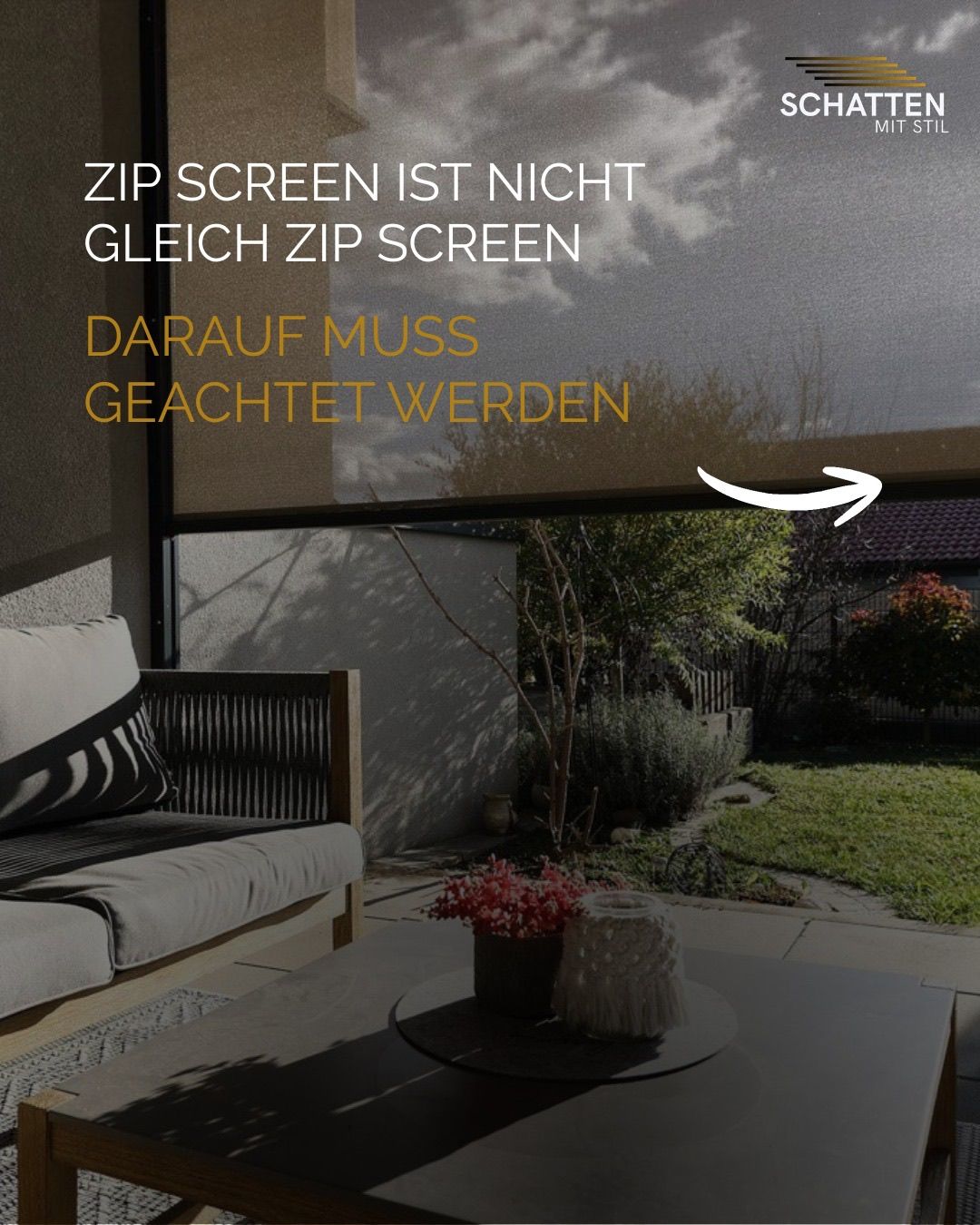 Eine Außenumgebung mit einer Couch, einem Tisch und einem Zip-Screen. Der Textüberlagerung lautet: 'ZIP SCREEN IST NICHT GLEICH ZIP SCREEN' und 'DARAUF MUSS ACHTUNG GEGEBEN WERDEN'. Ein Pfeil zeigt nach rechts.
