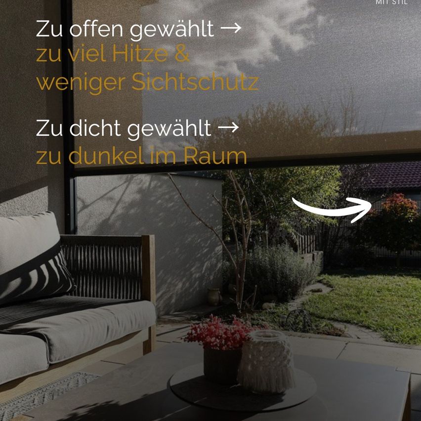 Ein Bild zeigt ein Wohnzimmer mit einer Couch und einem Tisch mit einer Blumenvase. Der Text lautet: 'Zu offen gewählt: zu viel Hitze und weniger Schutz. Zu dicht gewählt: zu dunkel im Raum.'