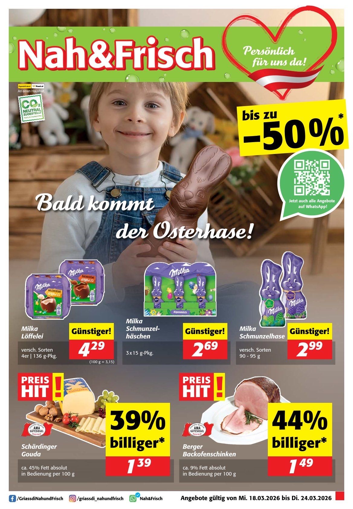 Werbeanzeige für Milchschokoladenhasen. Der Junge hält einen Schokoladenhasen und lächelt. Rabatte bis zu 50% werden erwähnt. Verschiedene Produkte sind mit Preisen und Rabatten aufgeführt. Ein QR-Code für weitere Informationen ist vorhanden.