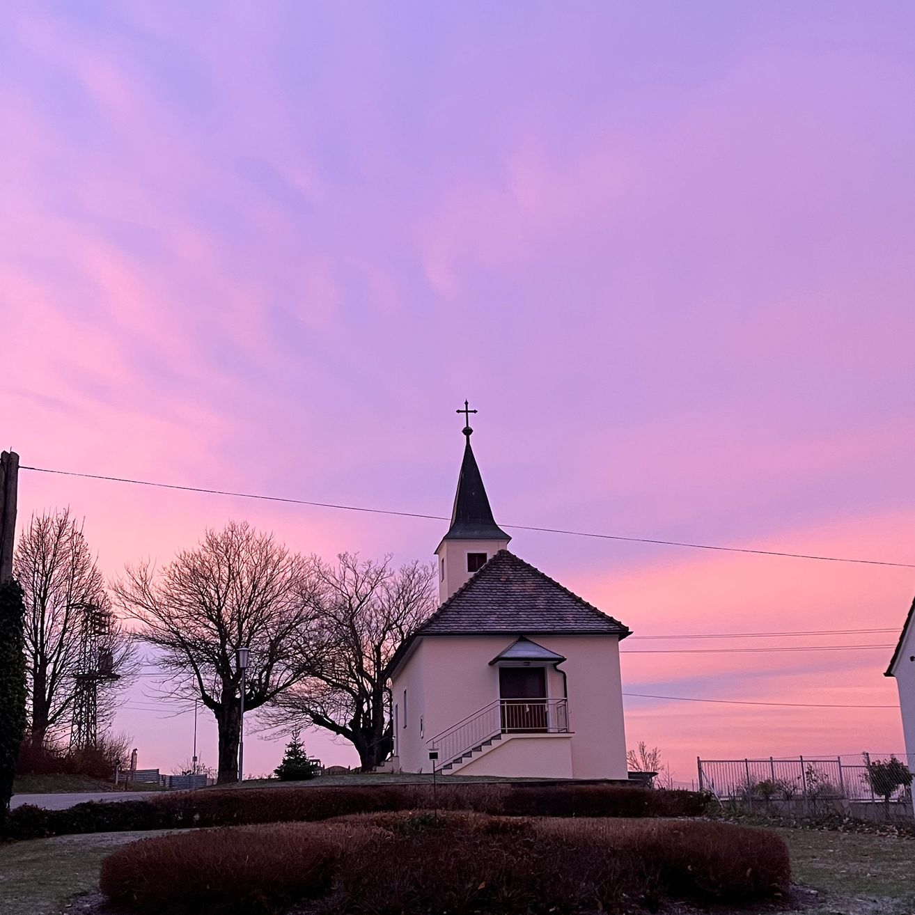 Bild enthält, Building, Spire, Cross, Tree, Outdoors, Shelter, Nature, Sky, Grass, Fir
