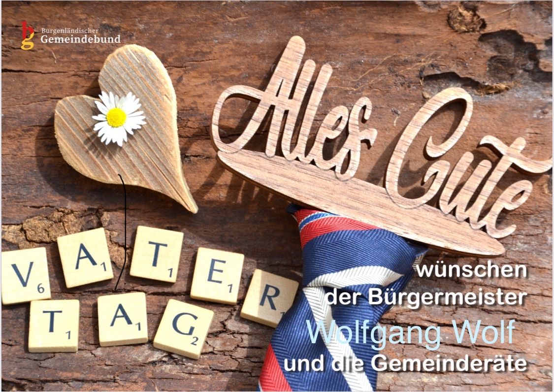 Ein Holzschild mit der Aufschrift Alles Gute, Scrabble-Steine und eine Krawatte mit den Worten Wolfgang W und die Gemeinde.