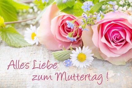 Eine rosa Rose und eine weiße Margerite liegen auf einer Steinoberfläche. Die Worte 'Alles Liebe zum Muttertag!' sind in rotem Kursivschrift geschrieben. Die Blumen sind von grünen Blättern und winzigen blauen Blumen umgeben.