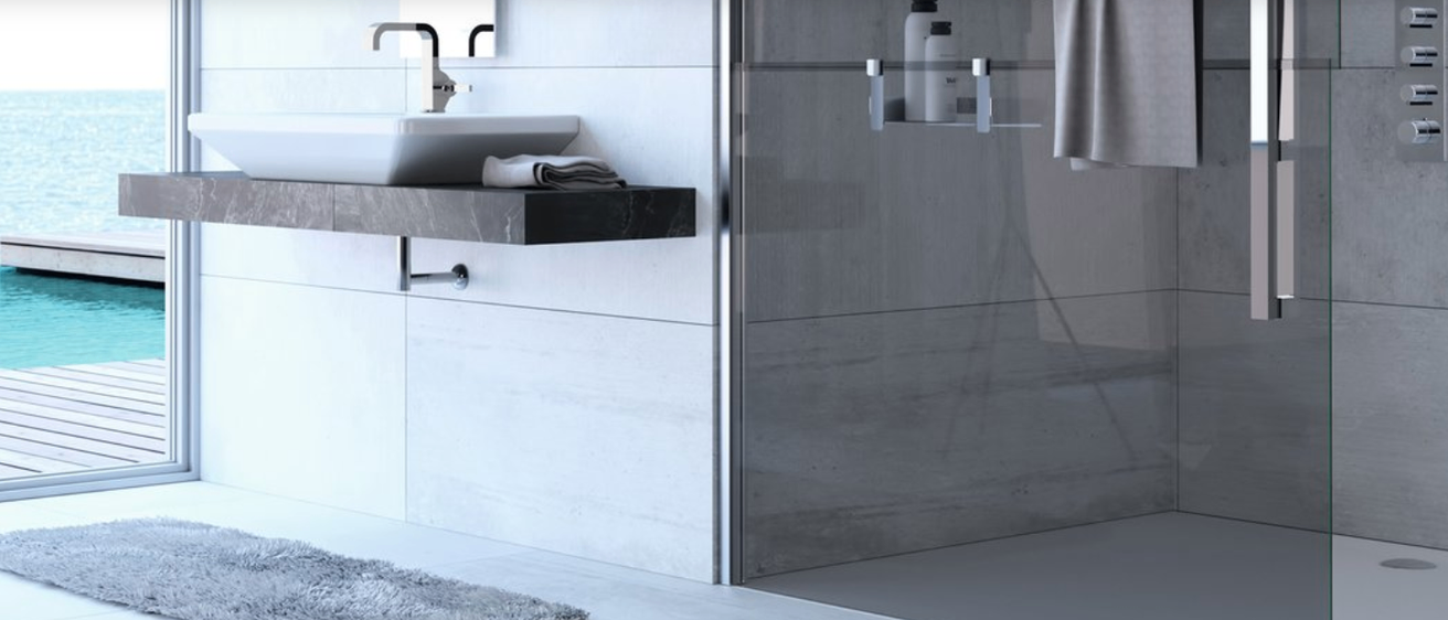 Ein Badezimmer mit modernem Design verfügt über ein weißes Waschbecken, eine graue Arbeitsplatte und einen schlanken Wasserhahn. Handtücher sind auf der Arbeitsplatte gefaltet. Die Wand und der Boden sind weiß.