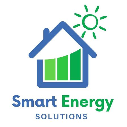 Das Logo für Smart Energy Solutions zeigt ein Haus mit einem steigenden Balkendiagramm, einer Sonne und einem Slogan.