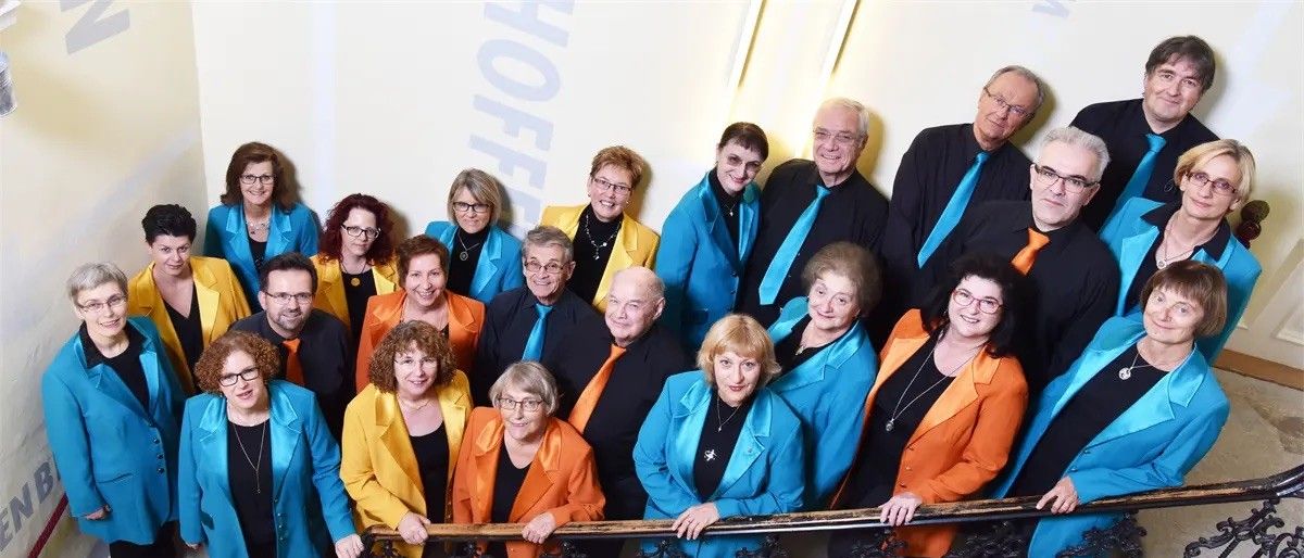 Bild enthält, Groupshot, Person, Adult, Female, Woman, People, Coat, Male, Man, Face