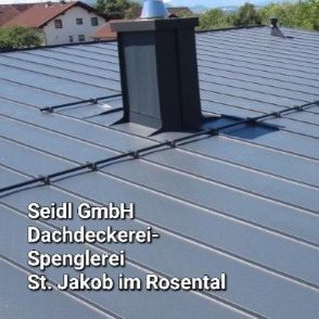 Bild enthält, Electrical Device, Solar Panels, Architecture, Building, House, Housing, Roof